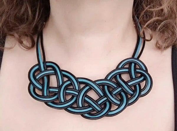 Collar nudo marinero de cuero en colores azul y negro