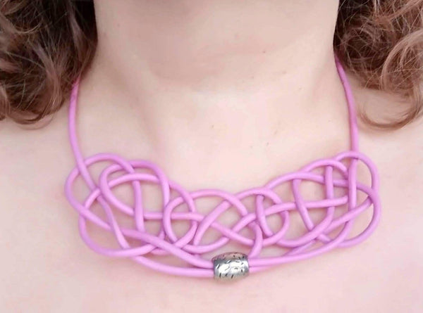 Collar de cuero rosa para mujer con nudos estilo contemporáneo