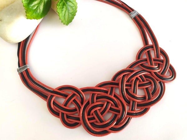 Collar de nudos trenzados en cuero rojo y negro