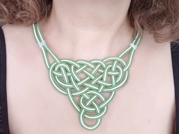 Collar étnico de cuero con nudo celta en dos colores