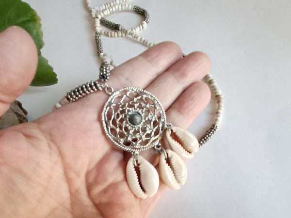 Collar con colgante atrapasueños con caracolas