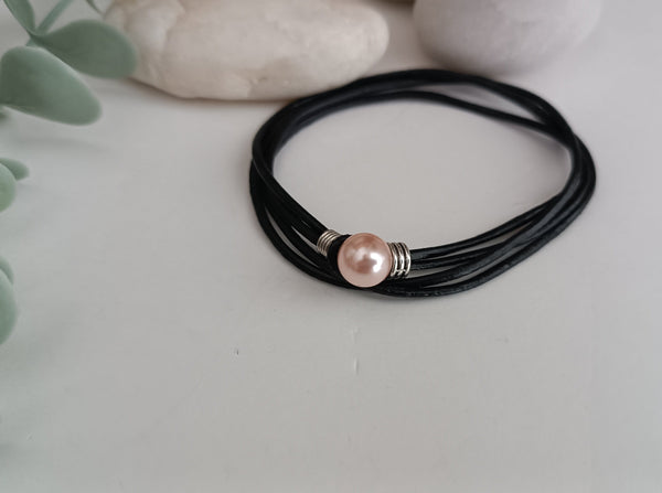 Pulsera doble de cuero negro con perla rosa