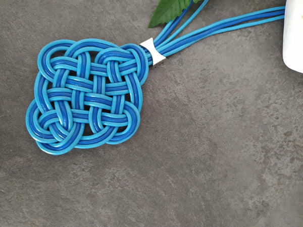 Collar nudo marinero de cuero en dos tonos de azul
