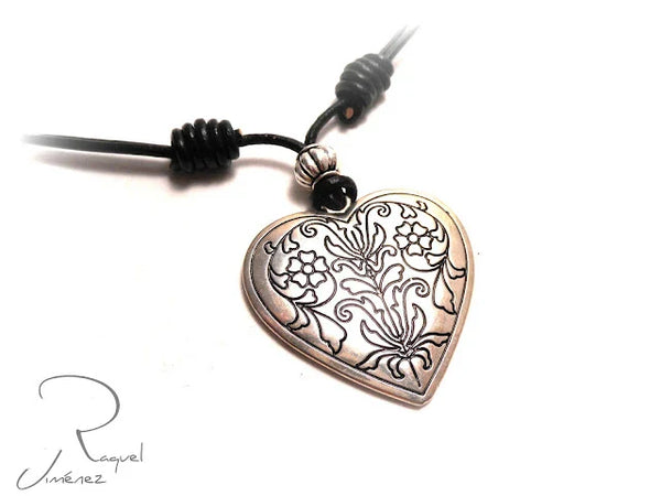Collar corto de cuero con corazón estilo boho