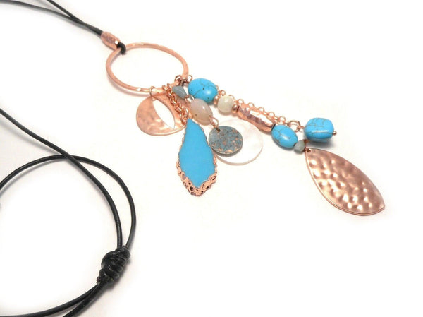 Collar boho de  cuero con adornos turquesa y nácar natural