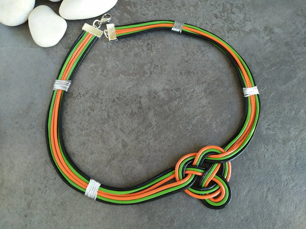 Collar con nudo celta corazón