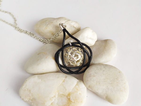 Collar con colgante llamador de ángeles con circulo de la vida